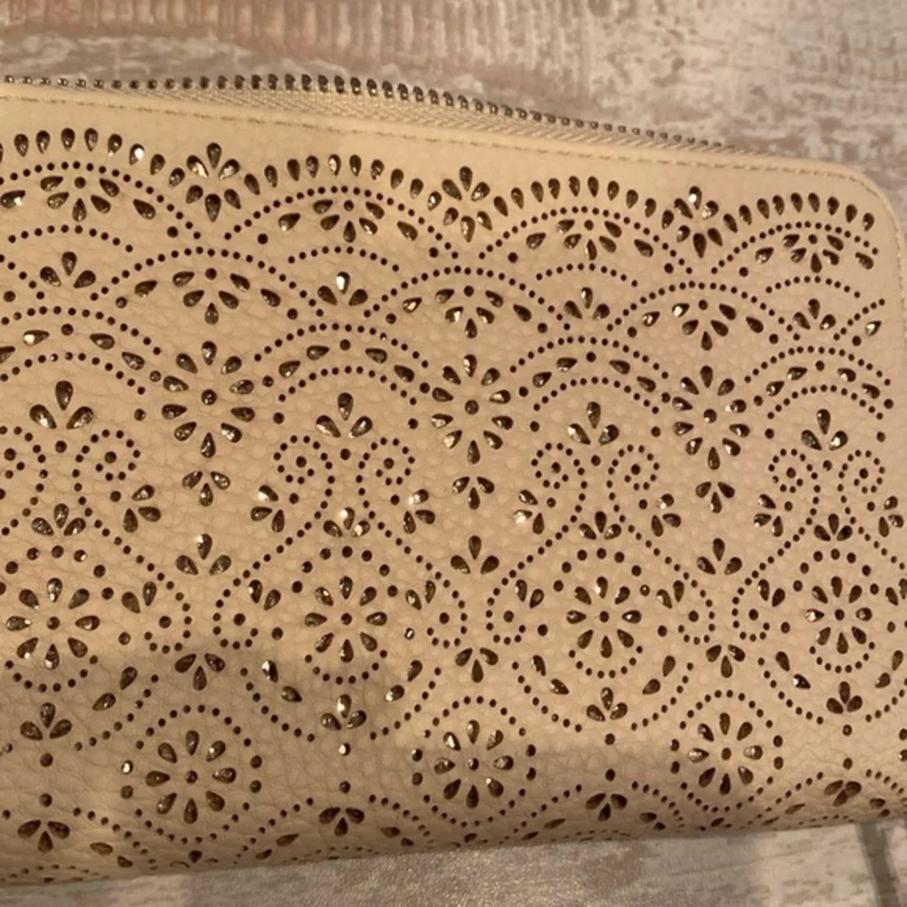 NEW‎ Cream/Gold Wristlet Wallet
